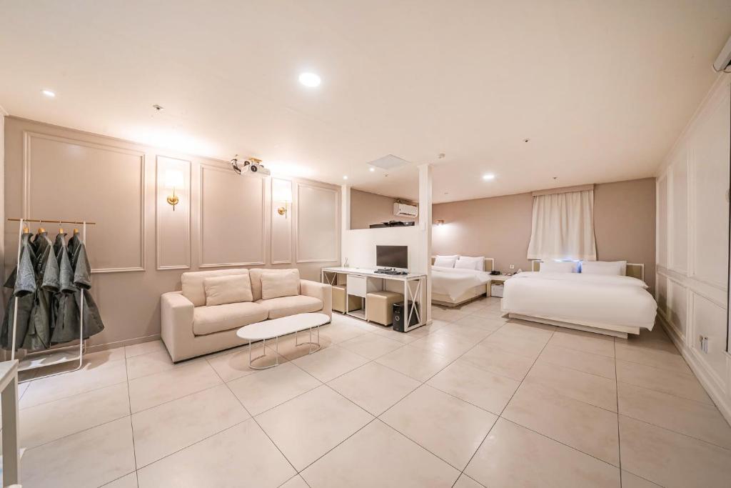 Postel nebo postele na pokoji v ubytování HOTEL STAY AYANA DAEJEON