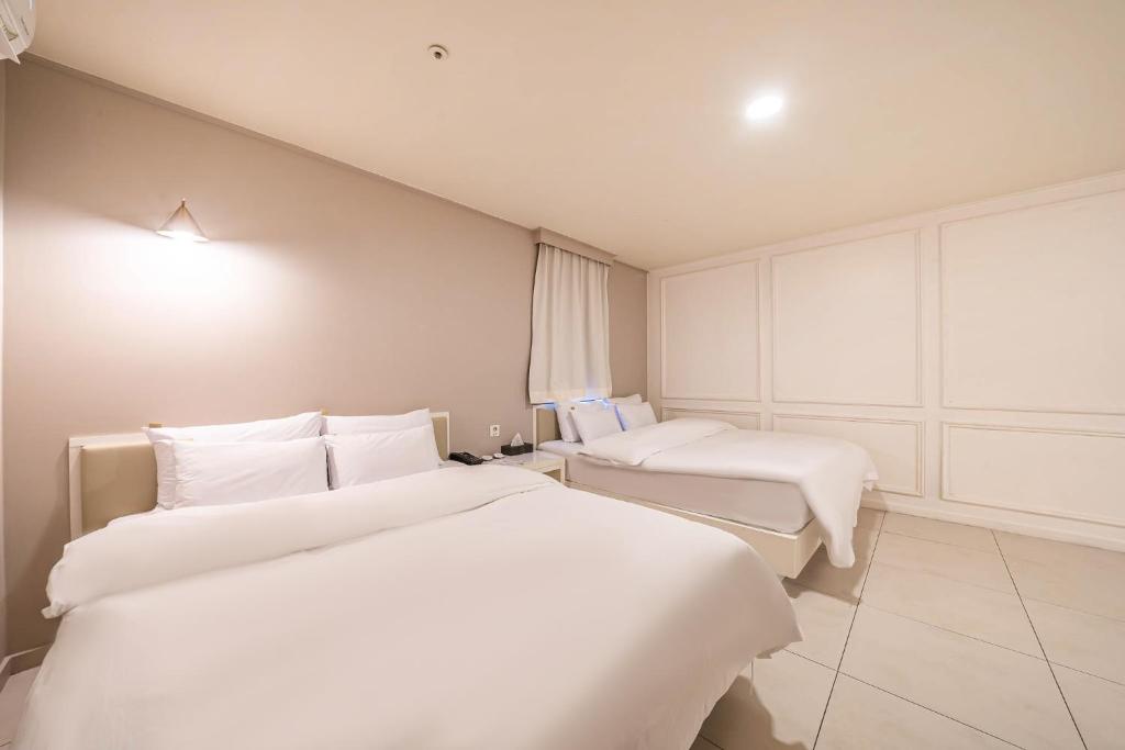 Postel nebo postele na pokoji v ubytování HOTEL STAY AYANA DAEJEON
