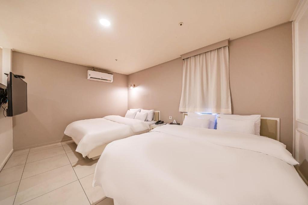 Postel nebo postele na pokoji v ubytování HOTEL STAY AYANA DAEJEON