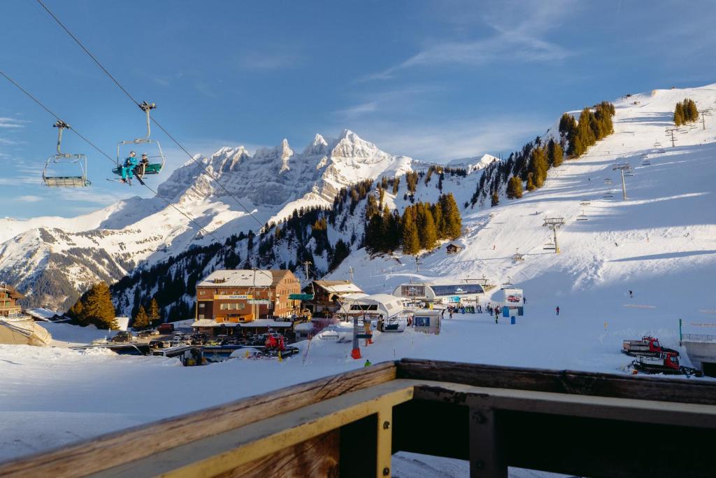 una stazione sciistica con impianto di risalita nella neve di Camp Suisse @ The Télécabine a Les Crosets