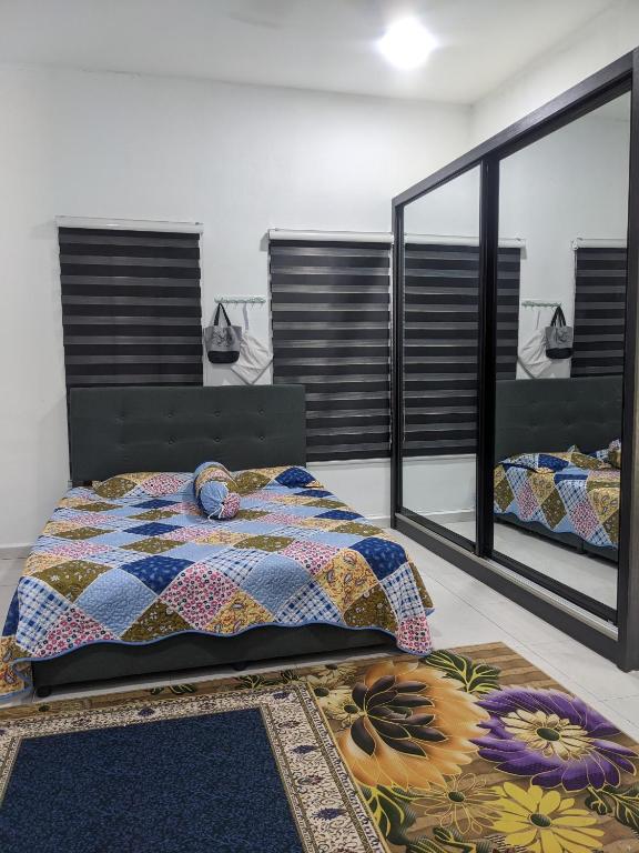 um quarto com uma cama e um espelho grande em Homestay kg tanjung sik em Sik