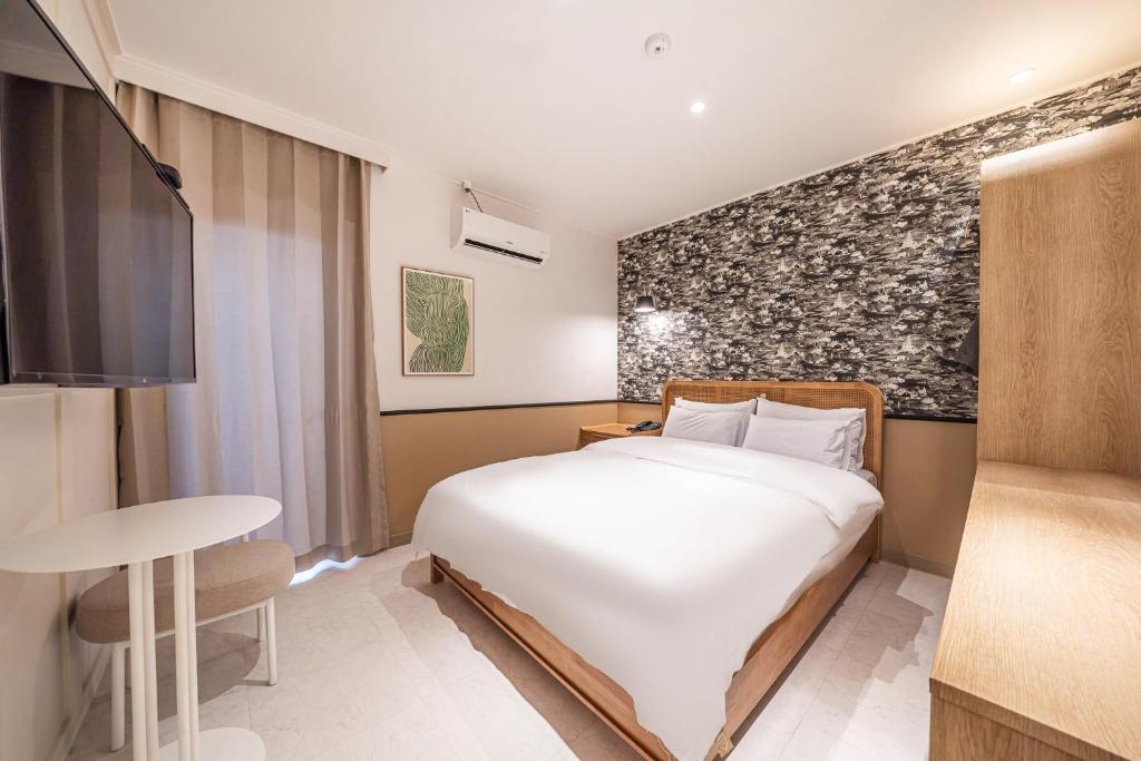 Postel nebo postele na pokoji v ubytování HOTEL STAY AYANA DAEJEON