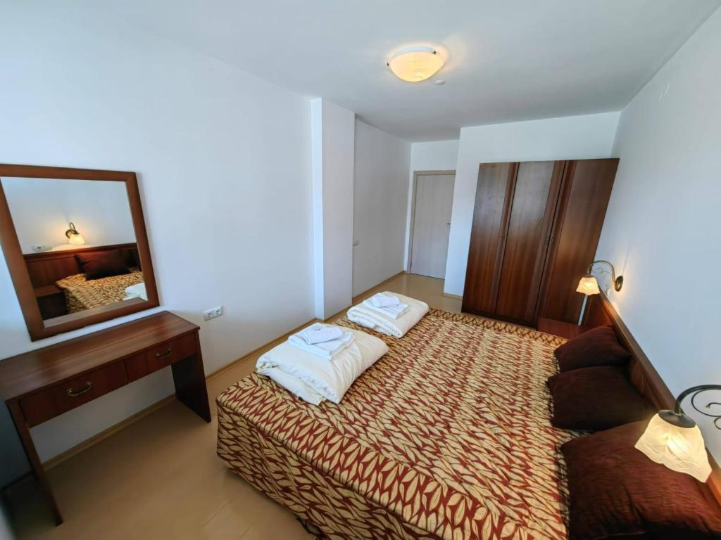 ein Hotelzimmer mit einem Bett und einem Spiegel in der Unterkunft Gondola Paradise - 50m Away, 250mbps Wi-fi in Bansko