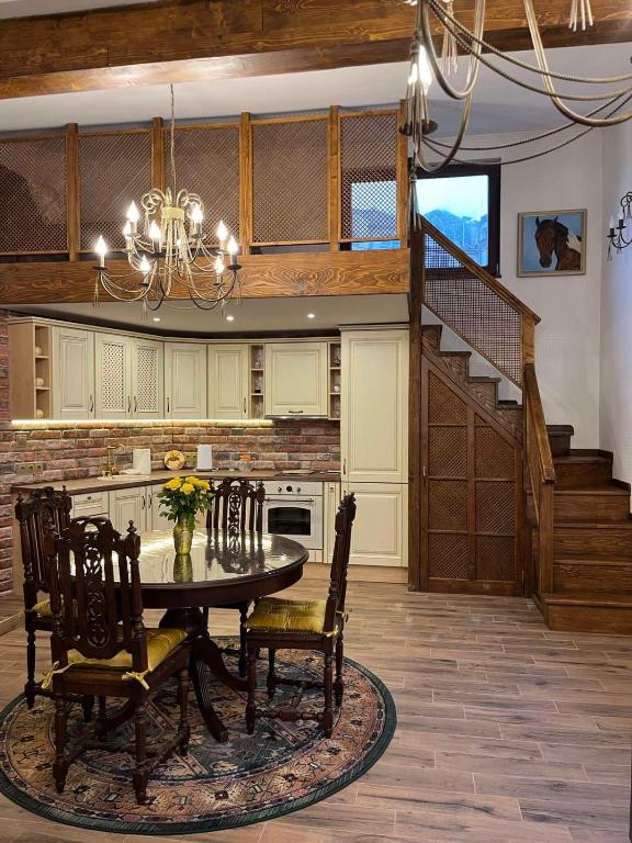 eine Küche mit einem Tisch und Stühlen sowie eine Treppe in der Unterkunft River's house, very good location, free parking! in Sofia