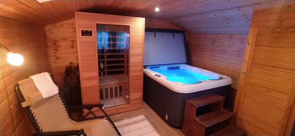 ein Bad mit einer Badewanne in einem Zimmer in der Unterkunft Mözsi Apartman Tolna in Tolna