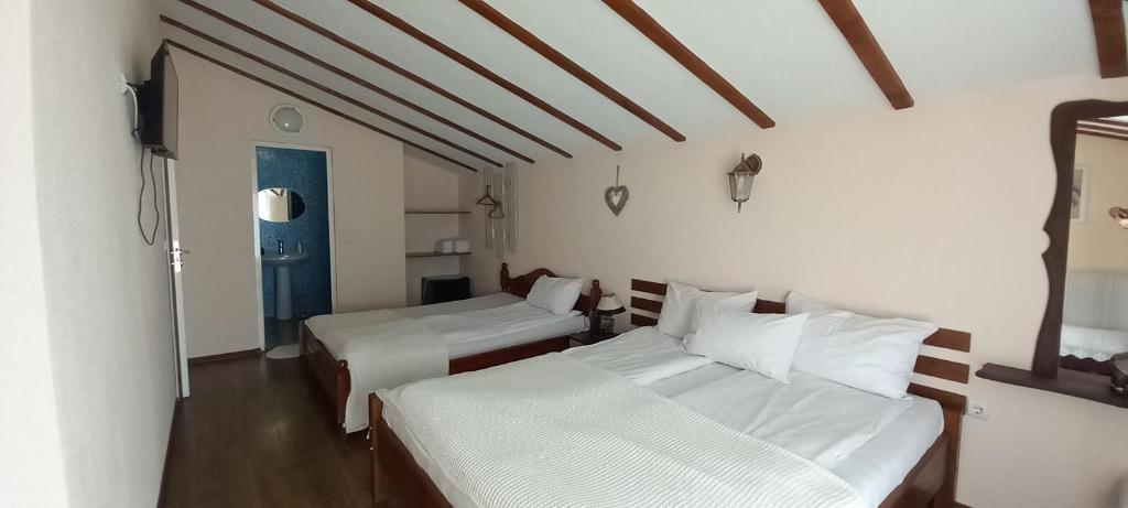 1 dormitorio con 2 camas y puerta azul en Къща за гости DANI DREAM en Sapareva Banya