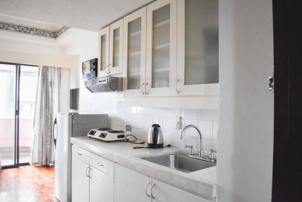 Kuchyň nebo kuchyňský kout v ubytování Sunette Tower Suites Makati