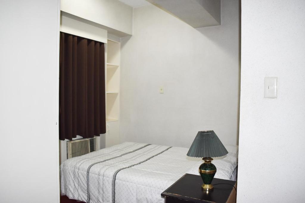 Postel nebo postele na pokoji v ubytování Sunette Tower Suites Makati