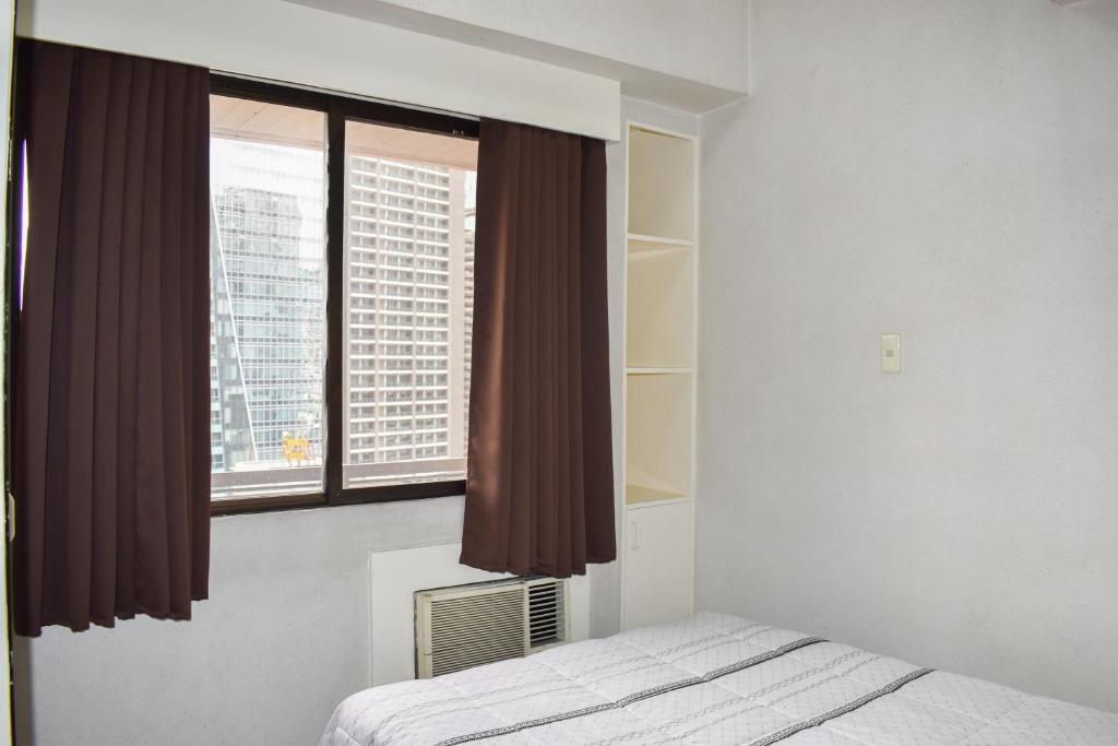 Postel nebo postele na pokoji v ubytování Sunette Tower Suites Makati