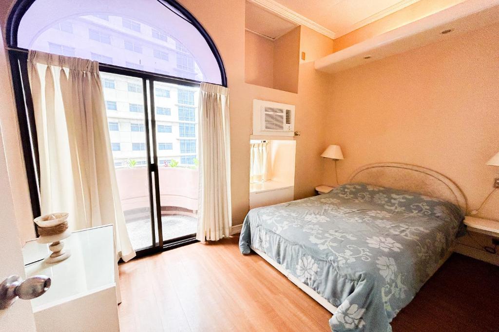 Postel nebo postele na pokoji v ubytování Sunette Tower Suites Makati