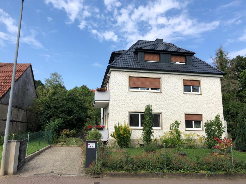 una casa blanca con techo negro en Mainstockheim by Kitzingen & Main bis 6 Personen mit Balkon nur 16 km nach Würzburg! en Mainstockheim