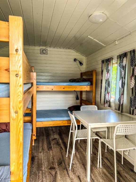 Palanda nebo palandy na pokoji v ubytování Sudersand Resort