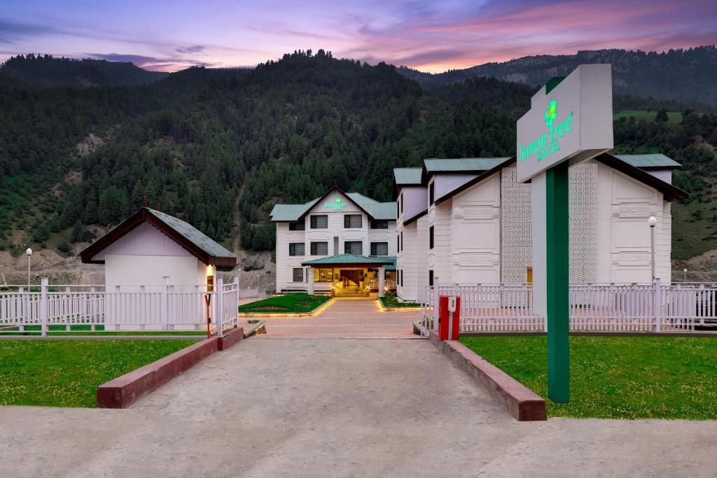 Nespecifikovaný výhled na hory nebo výhled na hory při pohledu z hotelu