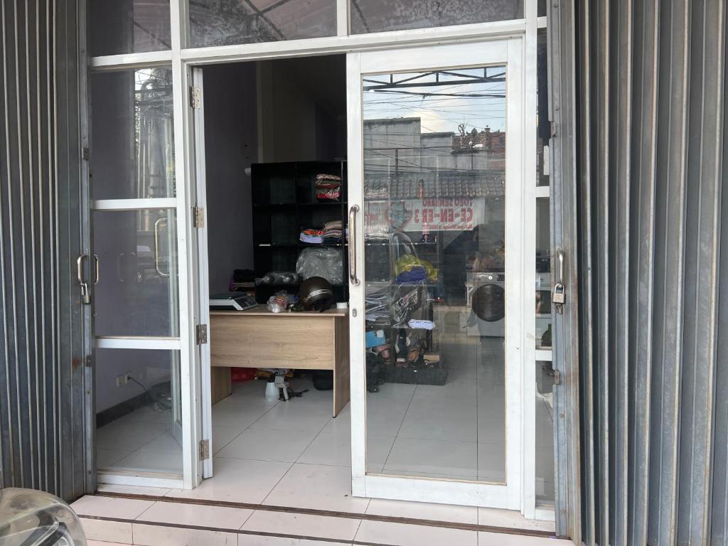 une porte vitrée ouverte donnant sur un bureau dans une pièce dans l'établissement Villa Sipaling, à Pesanggaran