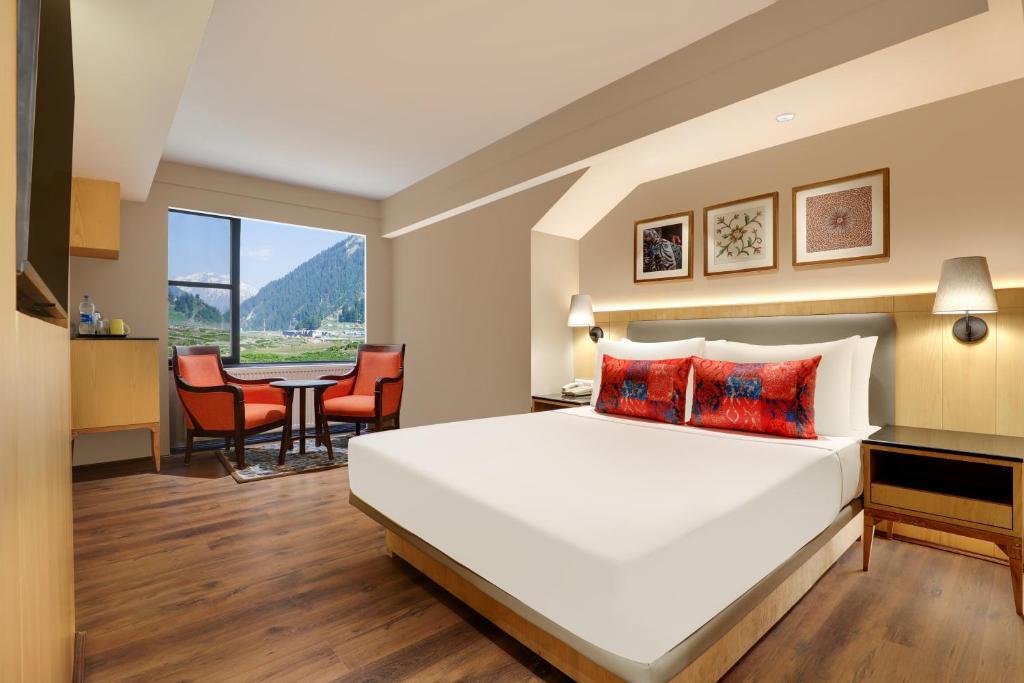 Postel nebo postele na pokoji v ubytování Lemon Tree Hotel, Sonamarg