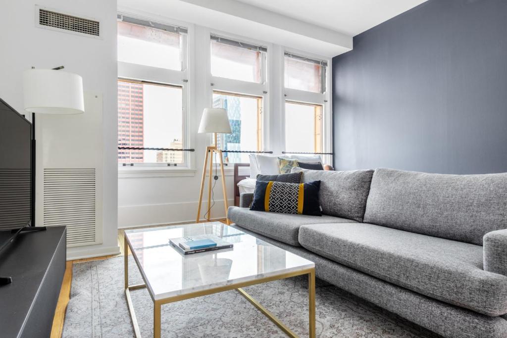 een woonkamer met een bank en een salontafel bij Loop Studio w Gym Doorman nr L Parks CHI-300 in Chicago