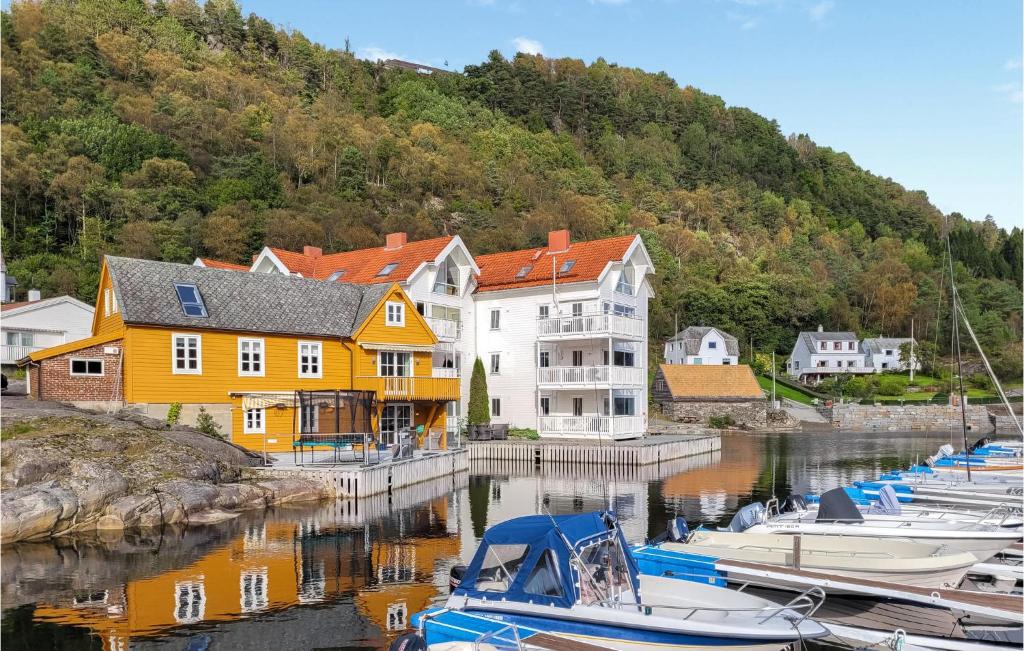 um grupo de barcos está ancorado num porto em 4 Bedroom Awesome Home In Strandvik 