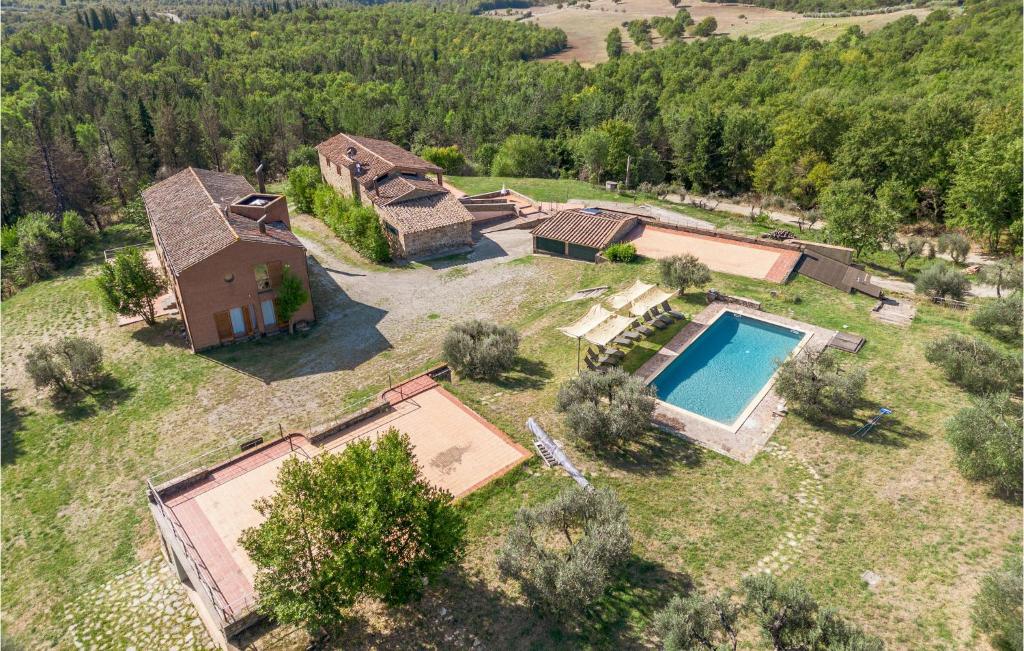 MontegabbioneにあるStunning Home In Montegabbione Tr With 6 Bedrooms, Wifi And Outdoor Swimming Poolのスイミングプール付きの敷地の空中ビュー