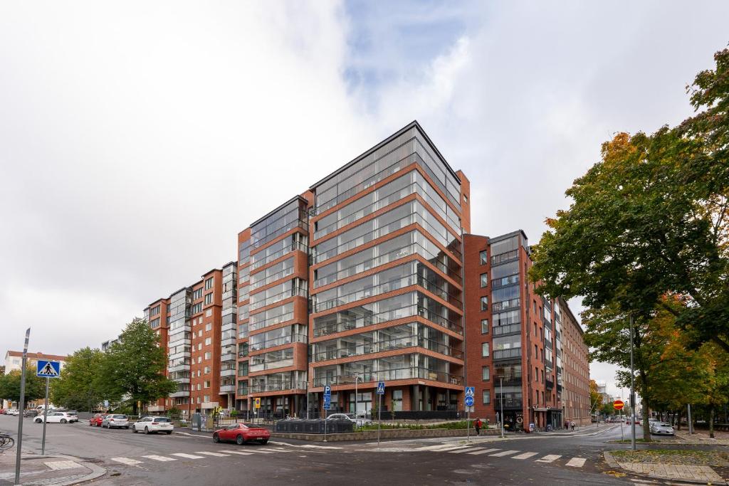ein hohes Gebäude an der Straßenseite in der Unterkunft 2ndhomes Tampere "Metso" Loft Apartment - Brand New Top Floor Apt that Hosts 6 in Tampere