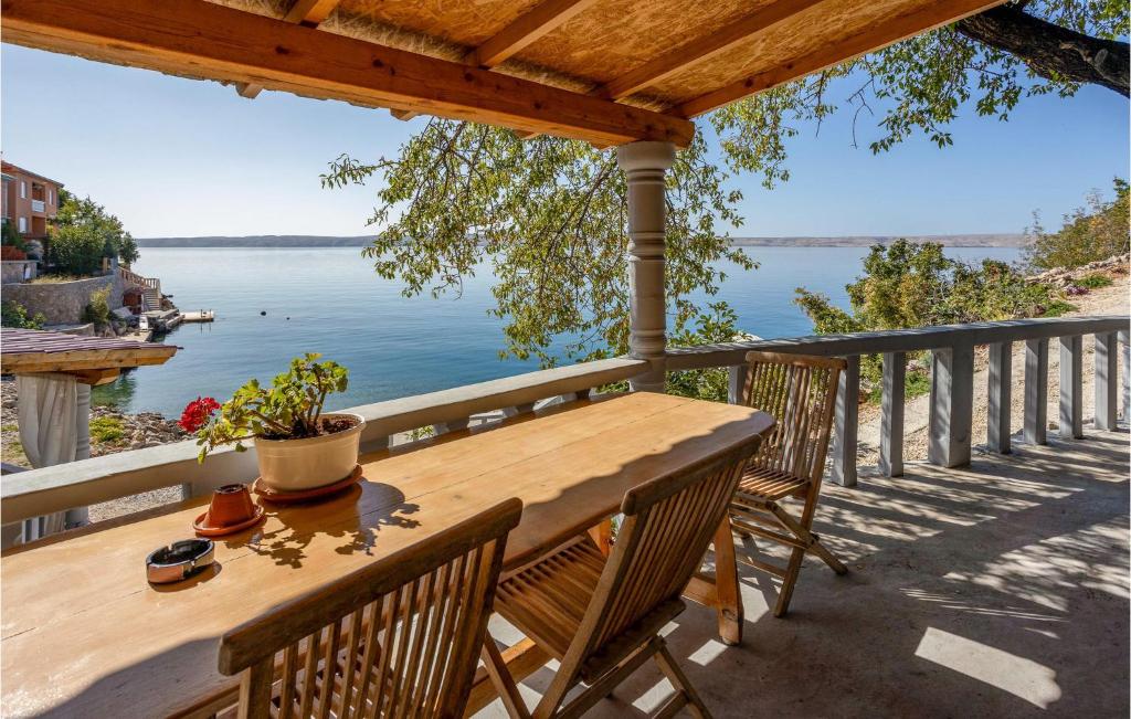 d'une table et de chaises sur un balcon avec vue sur l'eau. dans l'établissement Awesome Home In Lukovo Sugarje With House Sea View, à Lukovo Šugarje
