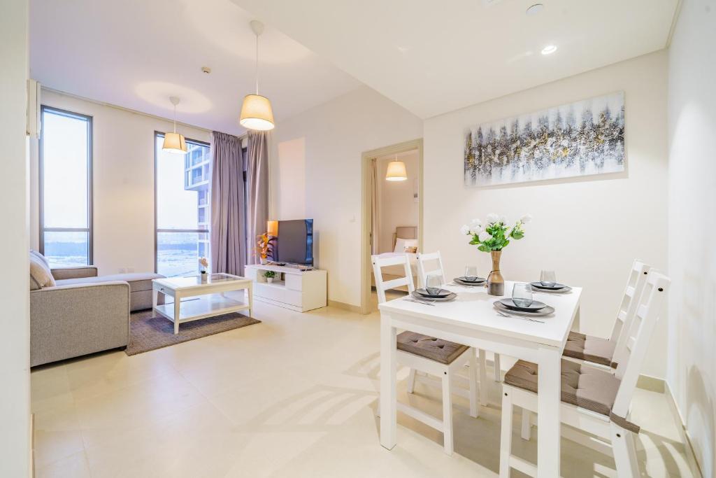 a living room with a white table and chairs at Dar Alsalam - Stunning Apartment in Afnan 2 With Balcony in Dubai