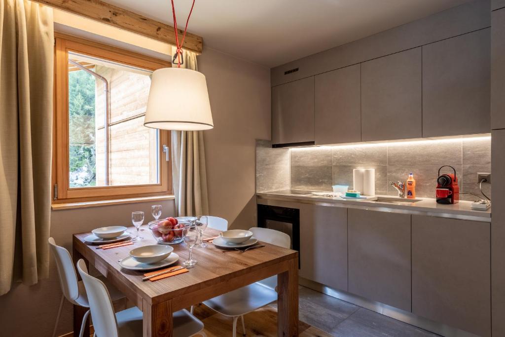 Kuchyň nebo kuchyňský kout v ubytování SWISSPEAK Resorts Zinal