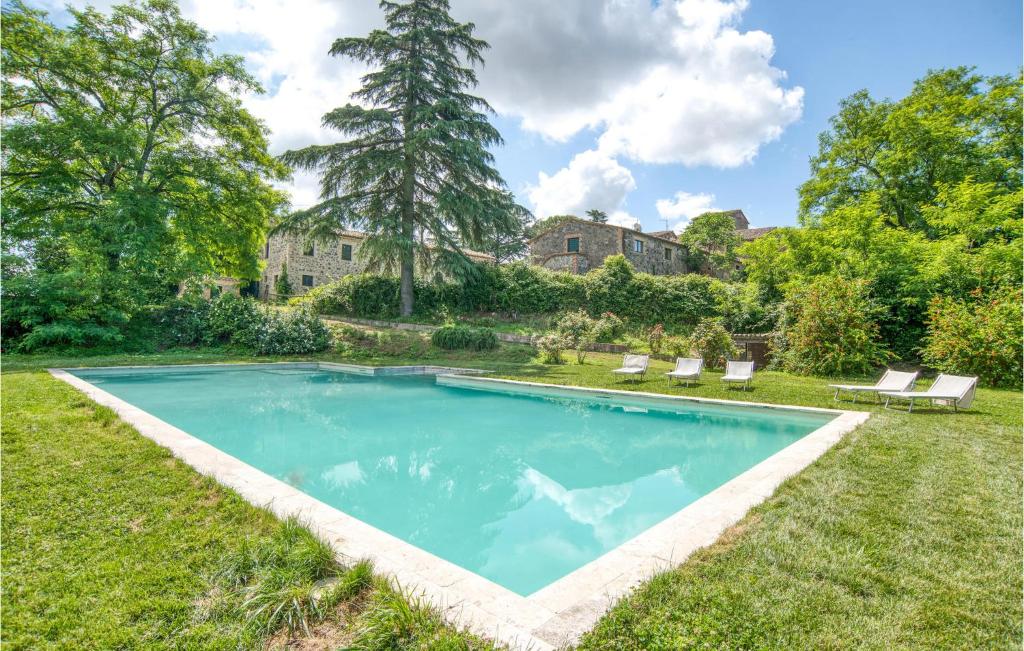 a swimming pool in the yard of a house at Alfina 3 in Castel Giorgio