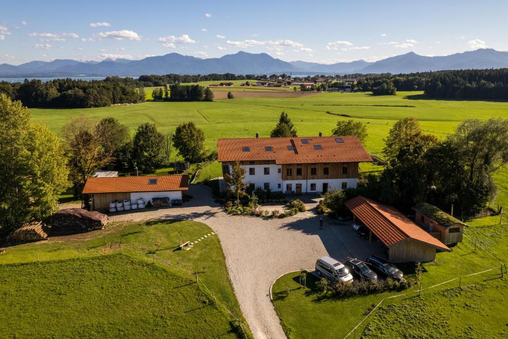 uma vista aérea de uma casa num campo em Fembacher Alm em Seeon-Seebruck