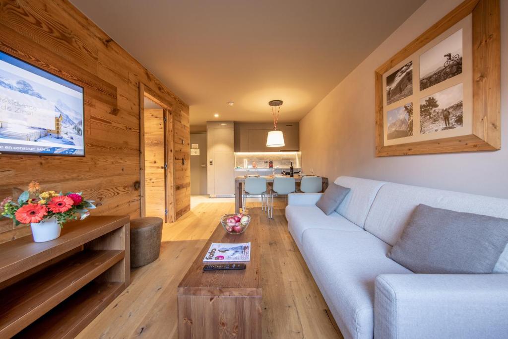 TV a/nebo společenská místnost v ubytování SWISSPEAK Resorts Zinal