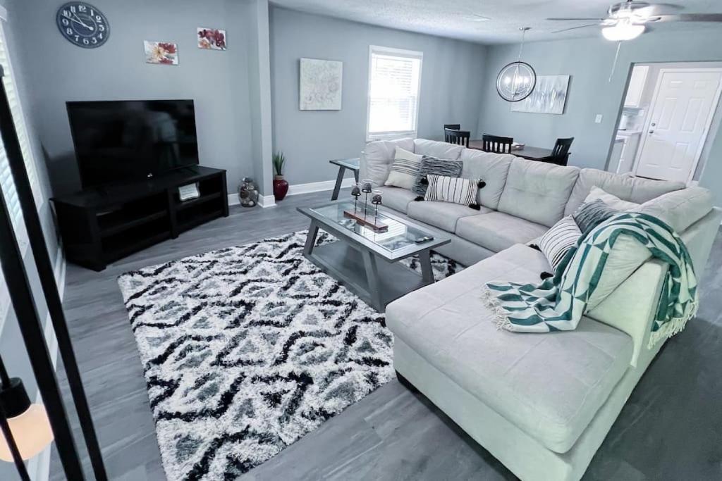 a living room with a white couch and a rug at Serenity Springs in Hot Springs
