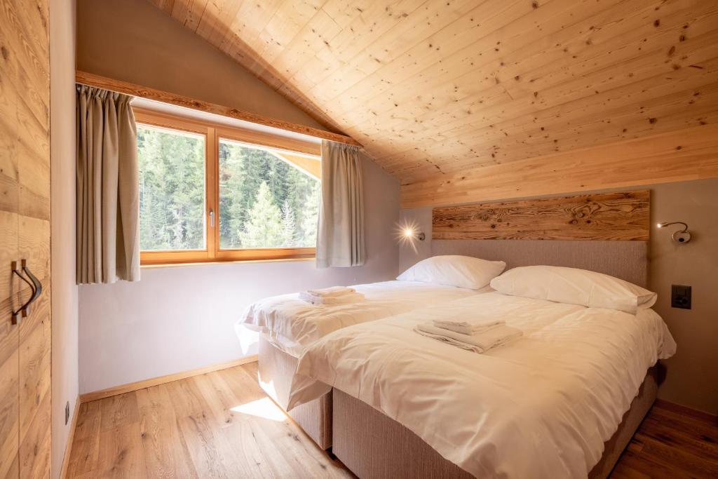 Postel nebo postele na pokoji v ubytování SWISSPEAK Resorts Zinal
