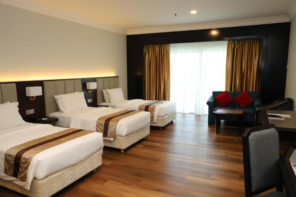 Postel nebo postele na pokoji v ubytování Grand Darul Makmur Hotel Kuantan