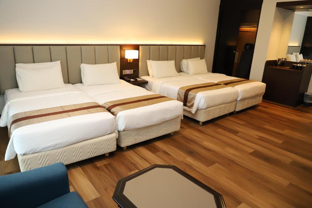 Postel nebo postele na pokoji v ubytování Grand Darul Makmur Hotel Kuantan