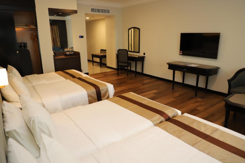 TV a/nebo společenská místnost v ubytování Grand Darul Makmur Hotel Kuantan