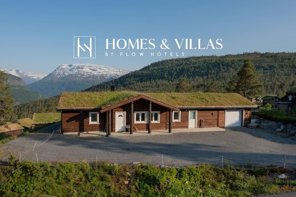 ein Haus mit einem Grasdach darüber in der Unterkunft Mountain Lodge by Homes & Villas in Stryn