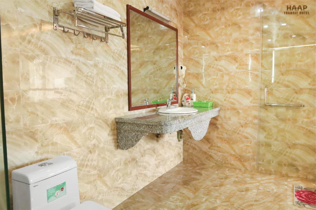 Koupelna v ubytování HAAP Transit Hotel