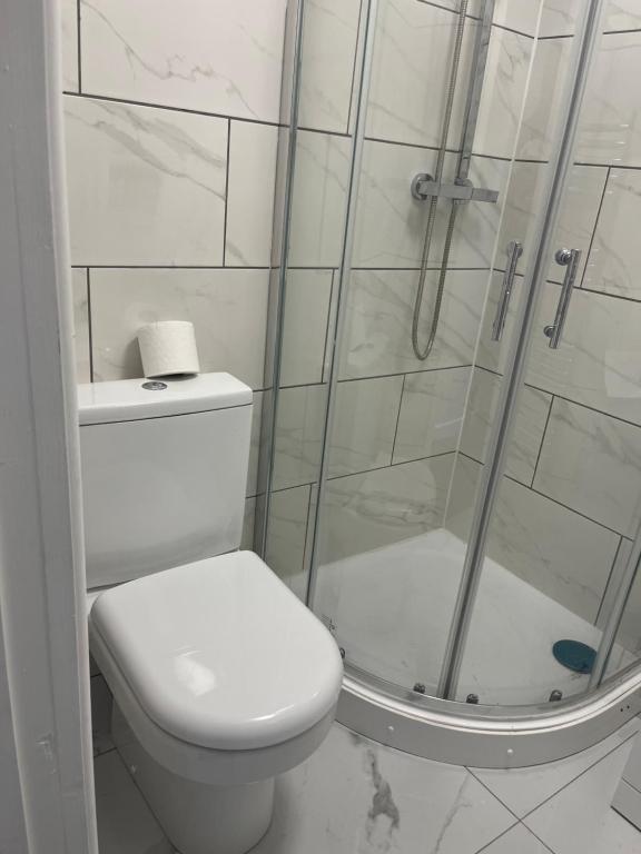 Koupelna v ubytování Self contained room, en-suite with separate lockable front door, located in an exclusive area