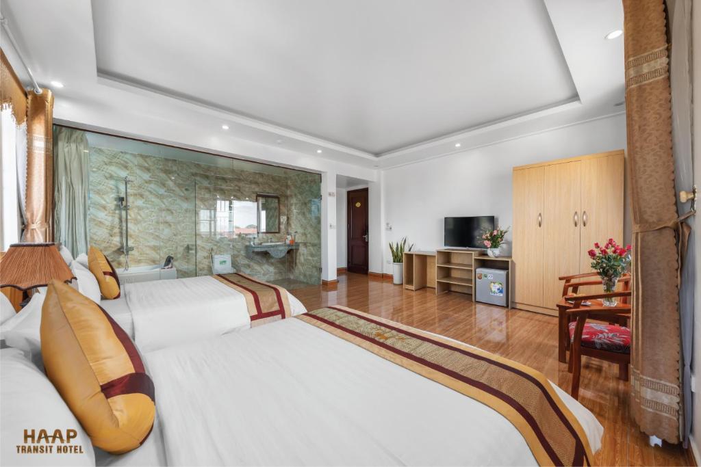 Postel nebo postele na pokoji v ubytování HAAP Transit Hotel