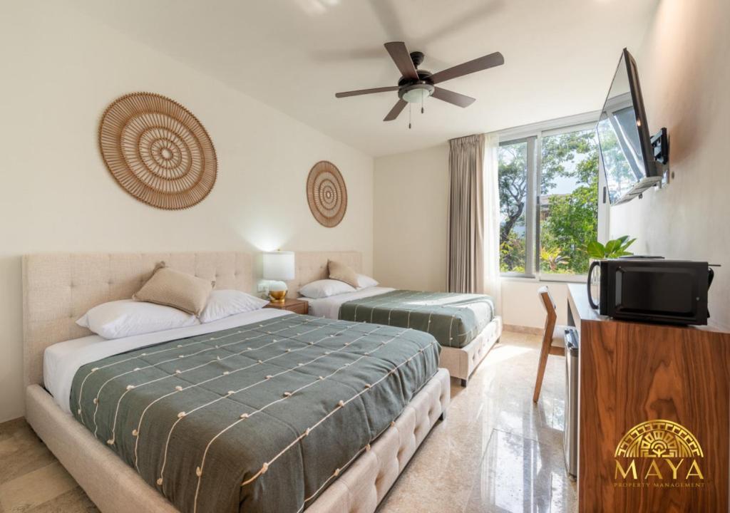 Ένα ή περισσότερα κρεβάτια σε δωμάτιο στο NHOA 309C Lux 1BR Condo Pool View in Aldea Zama