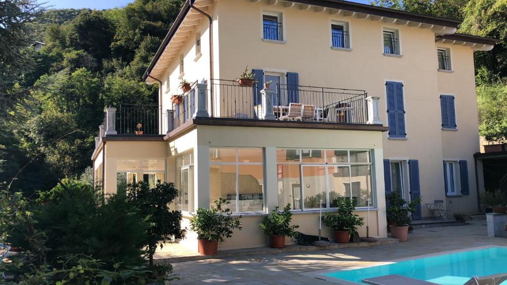 una casa con piscina frente a ella en B&B Villa Eden jacuzzi pool, en Domaso