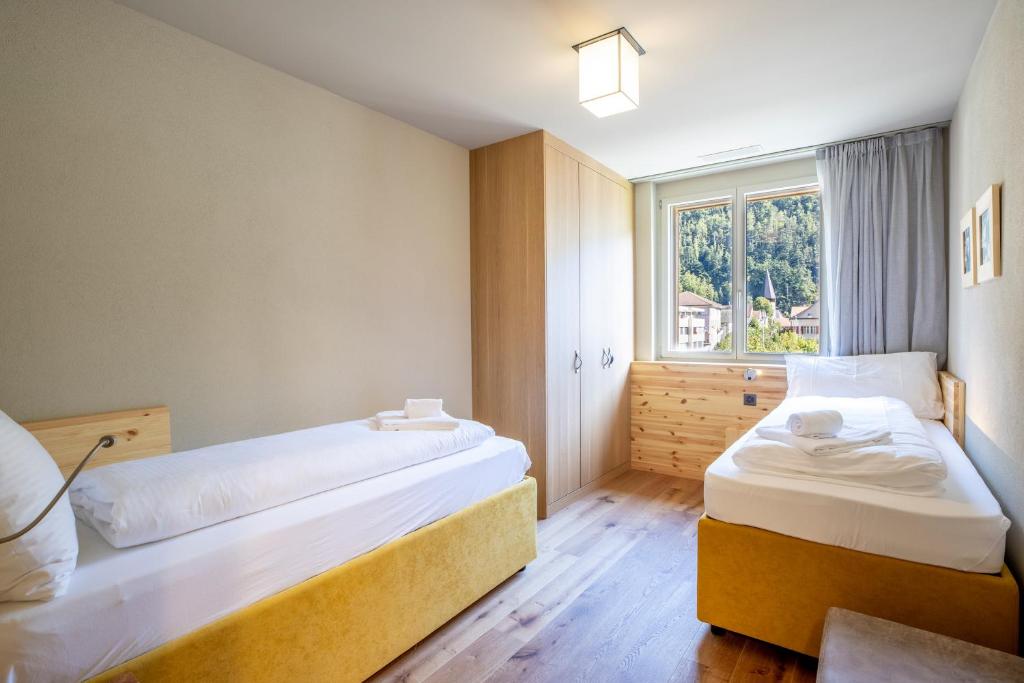 Postel nebo postele na pokoji v ubytování SWISSPEAK Resorts Meiringen