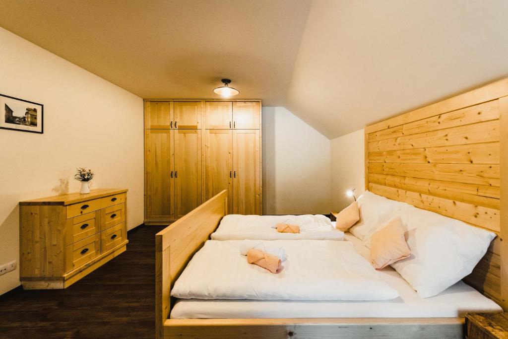 Postel nebo postele na pokoji v ubytování Apartmány Na Soutoku - Kvilda