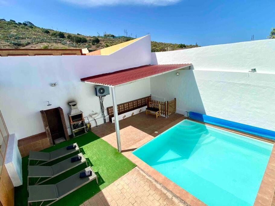 uma villa com uma piscina e uma casa em Villa Montaña em Balcon de Telde