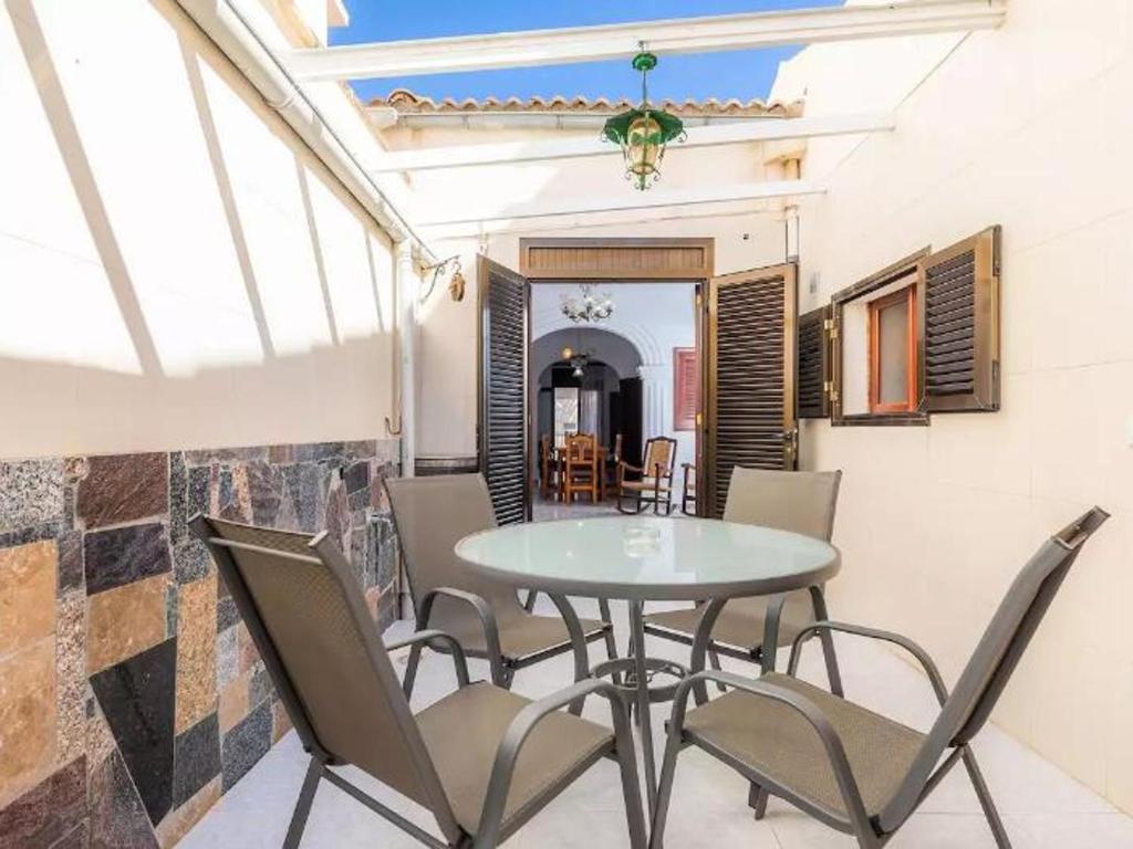 Fotografie z fotogalerie ubytování Maison de vacances à 3 min de la plage avec Wi-Fi, patio et équipements pour enfants - ES-266-1 v destinaci Santa Margalida