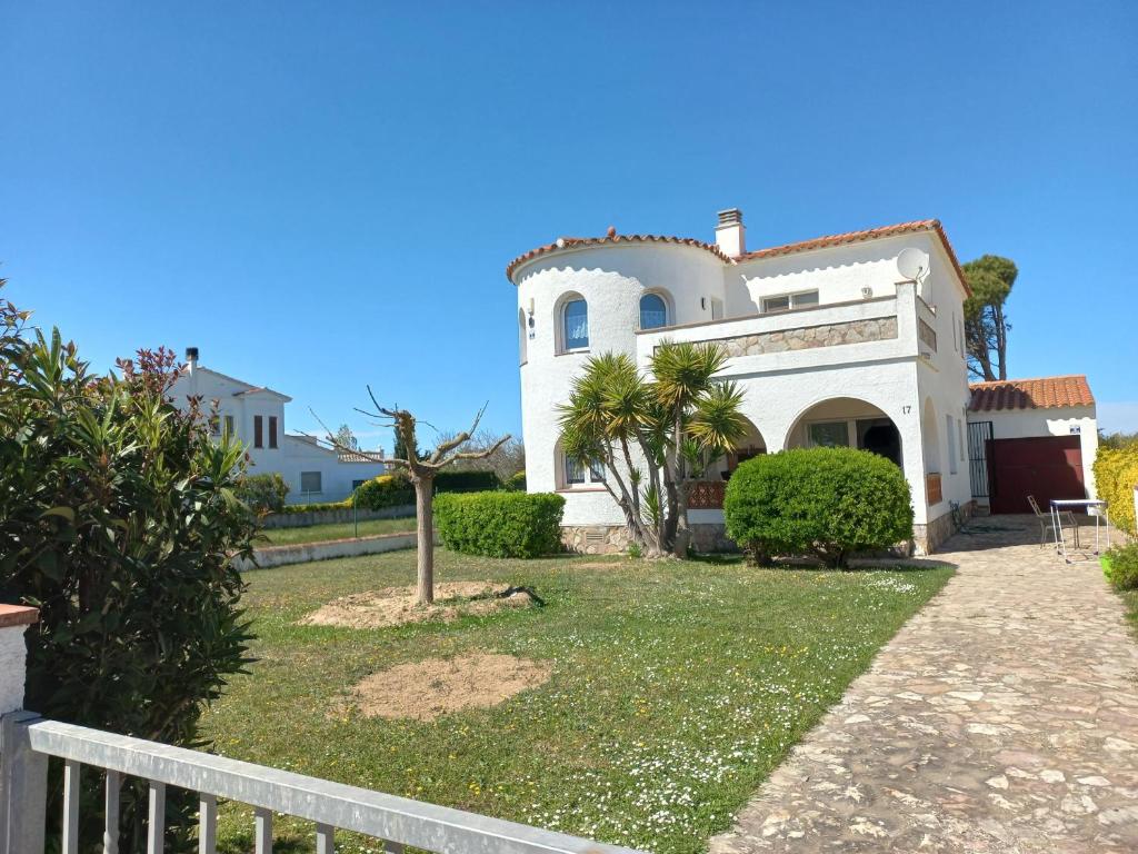 Biały dom z ogrodzeniem i ogródkiem w obiekcie Casa Sant Pere Pescador, 4 dormitorios, 7 personas - ES-89-116 w mieście Sant Pere Pescador