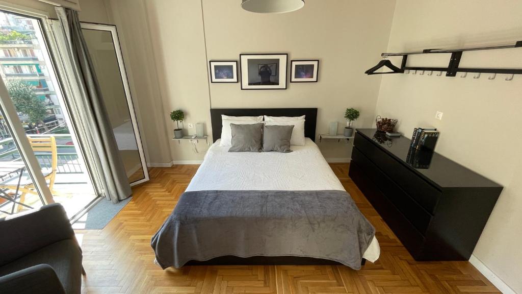 Postel nebo postele na pokoji v ubytování 2 Newly Renovated Charming Apartments steps from Panormou Metro Station