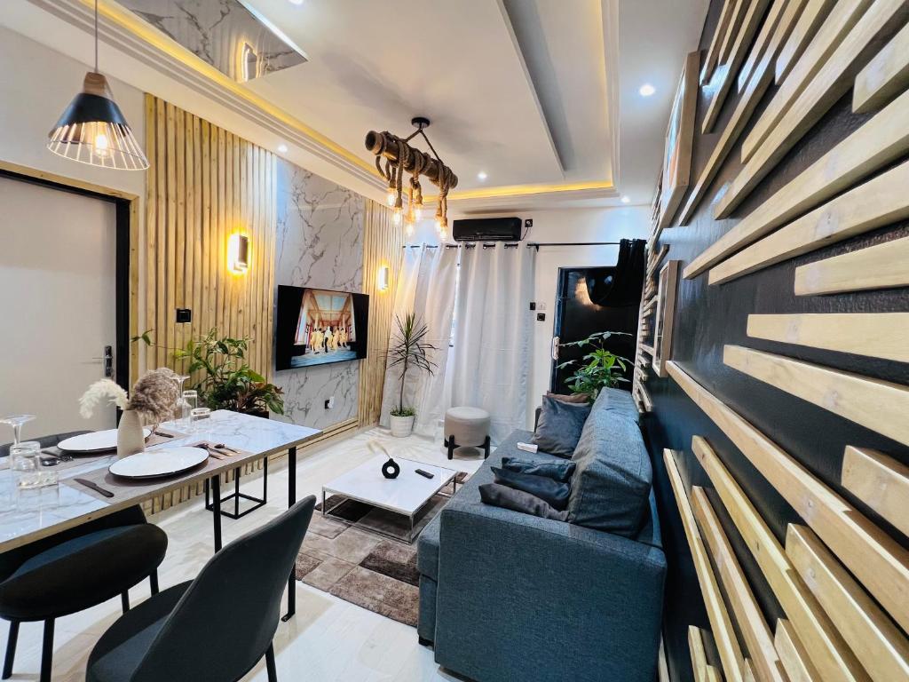 Parakou的住宿－Luxury Suites，客厅配有沙发和桌子