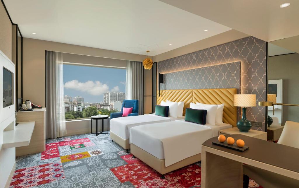 Una cama o camas en una habitación de Grand Mercure Agra - An Accor Brand