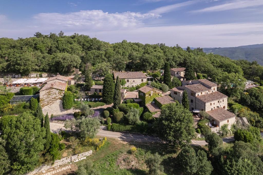 una vista aerea di un villaggio in una foresta di Borgo Vescine a Radda in Chianti