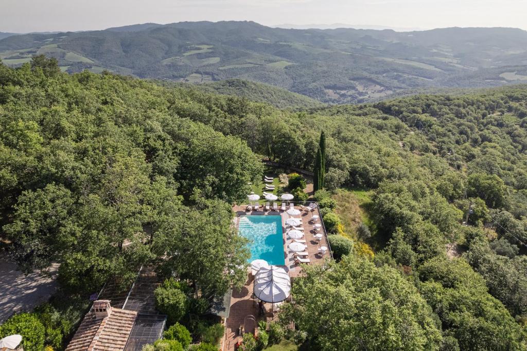 Nespecifikovaný výhled na hory nebo výhled na hory při pohledu z hotelu